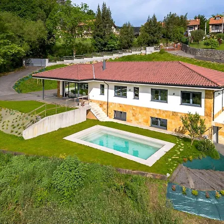 Con Piscina Privada Y Vistas A La Naturaleza